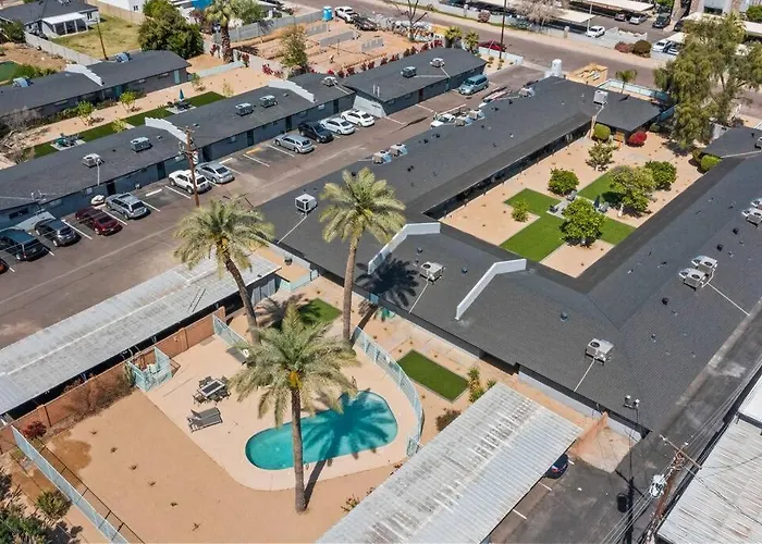 Viridian Biltmore With Pool Apartment